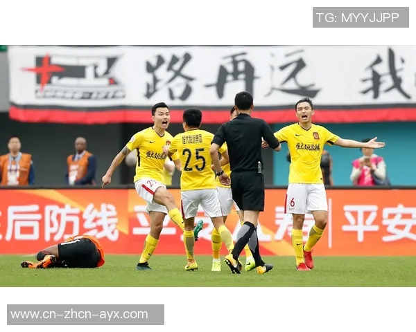 广州恒大迎战北京人和争夺中超联赛关键三分的激烈对决 广州恒大迎战北京人和争夺中超联赛关键三分的激烈对决